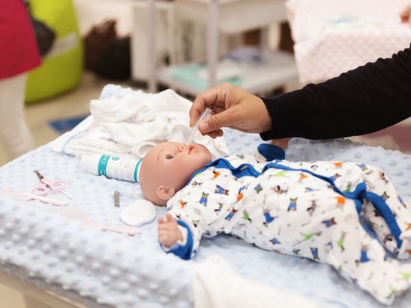 Online webinar about newborn care: bath, eyes care and nappies