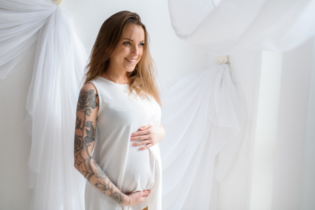 Tatuaż a ciąża - bezpieczeństwo wykonywania tatuażu w ciąży
